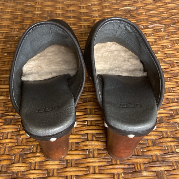 UGG NATALEE LEATHER AND WOODEN CLOGS WITH SHERPA INSIDE LINING. [SIZE: 8] - Picture 3 of 6